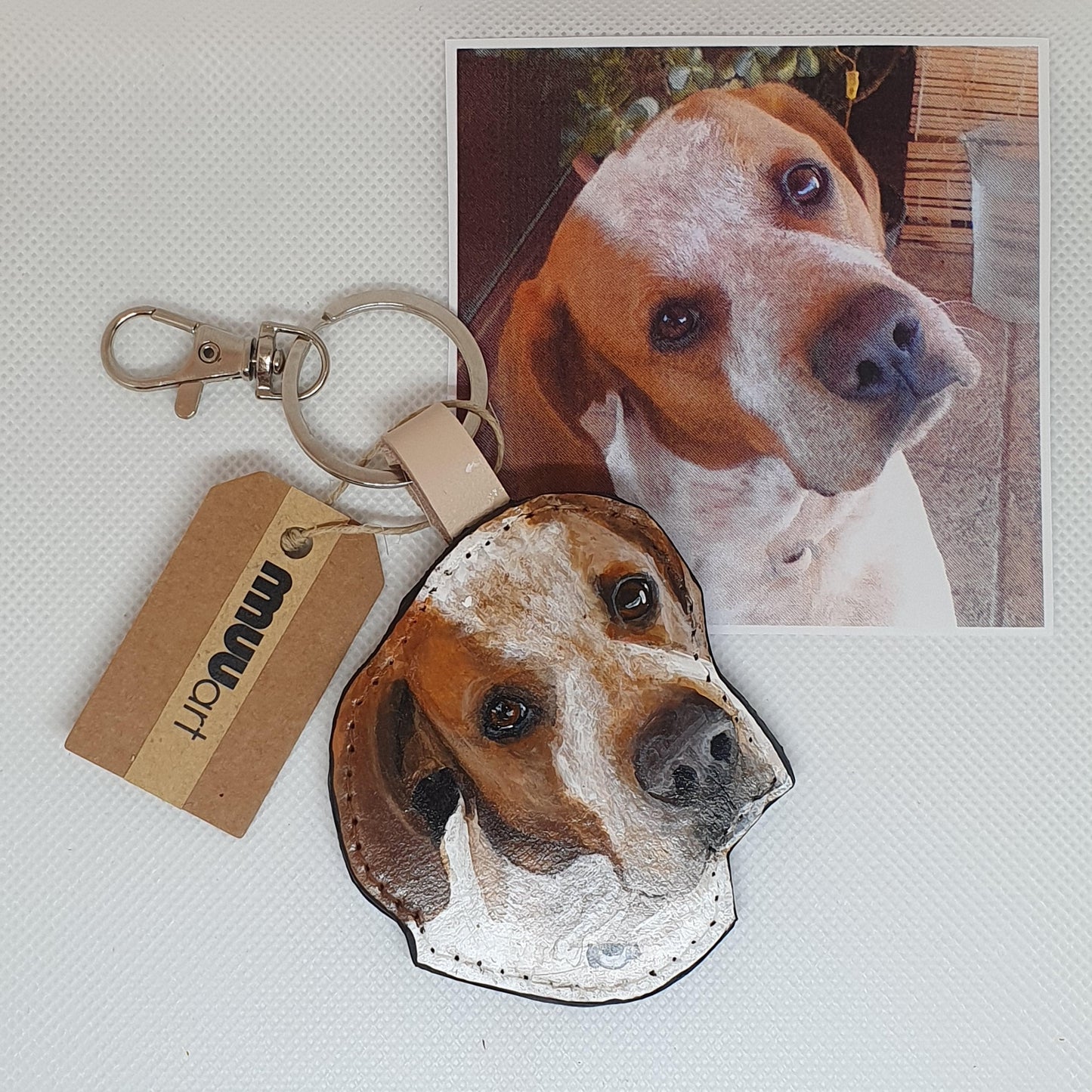 Producte: Clauer personalitzat en cuir i pintat a mà | Presentació: al costat del clauer s'hi inclou anella metàl·lica, ganxo de pressió metàl·lic i borla amb cintes de pell. Tot presentat de manera impecable en una caixa de cartró Kraft i una bossa de pell | Elaborat a: Les Avellanes (La Noguera, Lleida, Catalunya) | Territori Montsec: Aspres del Montsec | Productor/a: Muuart.