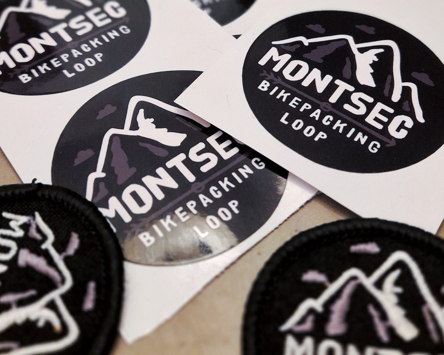 Producte: Pegats i Adhesius | Presentació: pack d'1 pegat i 2 adhesius | Territori Montsec: Montsec de l'Estall, Montsec d'Ares, Montsec de Rúbies. | Productor/a: Javi Castillo (Montsec BikePacking Loop).