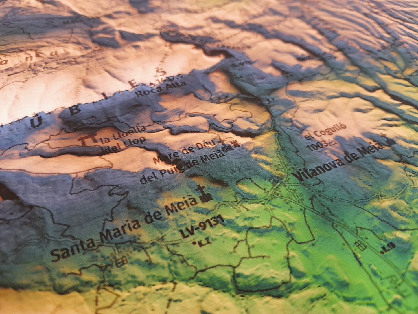 Detall de Vilanova de Meià. Mapa imprès que inclou tota la Serra del Montsec, que inclou Montsec de l'Estall, Montsec d'Ares i Montsec de Rúbies (o de Meià). El mapa es presenta en un estil minimalista i elegant, amb un detallat modelatge d'elevacions terrestres mapa imprès que abasta tota la Serra del Montsec, que inclou Montsec de l'Estall, Montsec d'Ares i Montsec de Rúbies (o de Meià). El mapa es presenta en un estil minimalista i elegant, amb un modelat detallat d'elevacions terrestres.