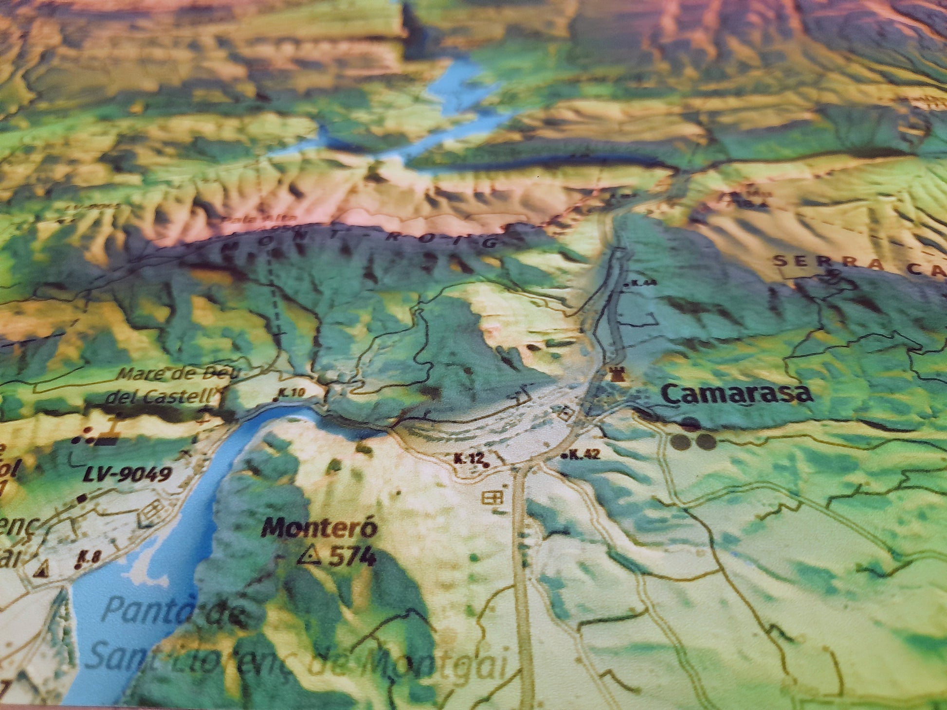 Detall de Camarasa. Mapa imprès que inclou tota la Serra del Montsec, que inclou Montsec de l'Estall, Montsec d'Ares i Montsec de Rúbies (o de Meià). El mapa es presenta en un estil minimalista i elegant, amb un detallat modelatge d'elevacions terrestres mapa imprès que abasta tota la Serra del Montsec, que inclou Montsec de l'Estall, Montsec d'Ares i Montsec de Rúbies (o de Meià). El mapa es presenta en un estil minimalista i elegant, amb un modelat detallat d'elevacions terrestres.