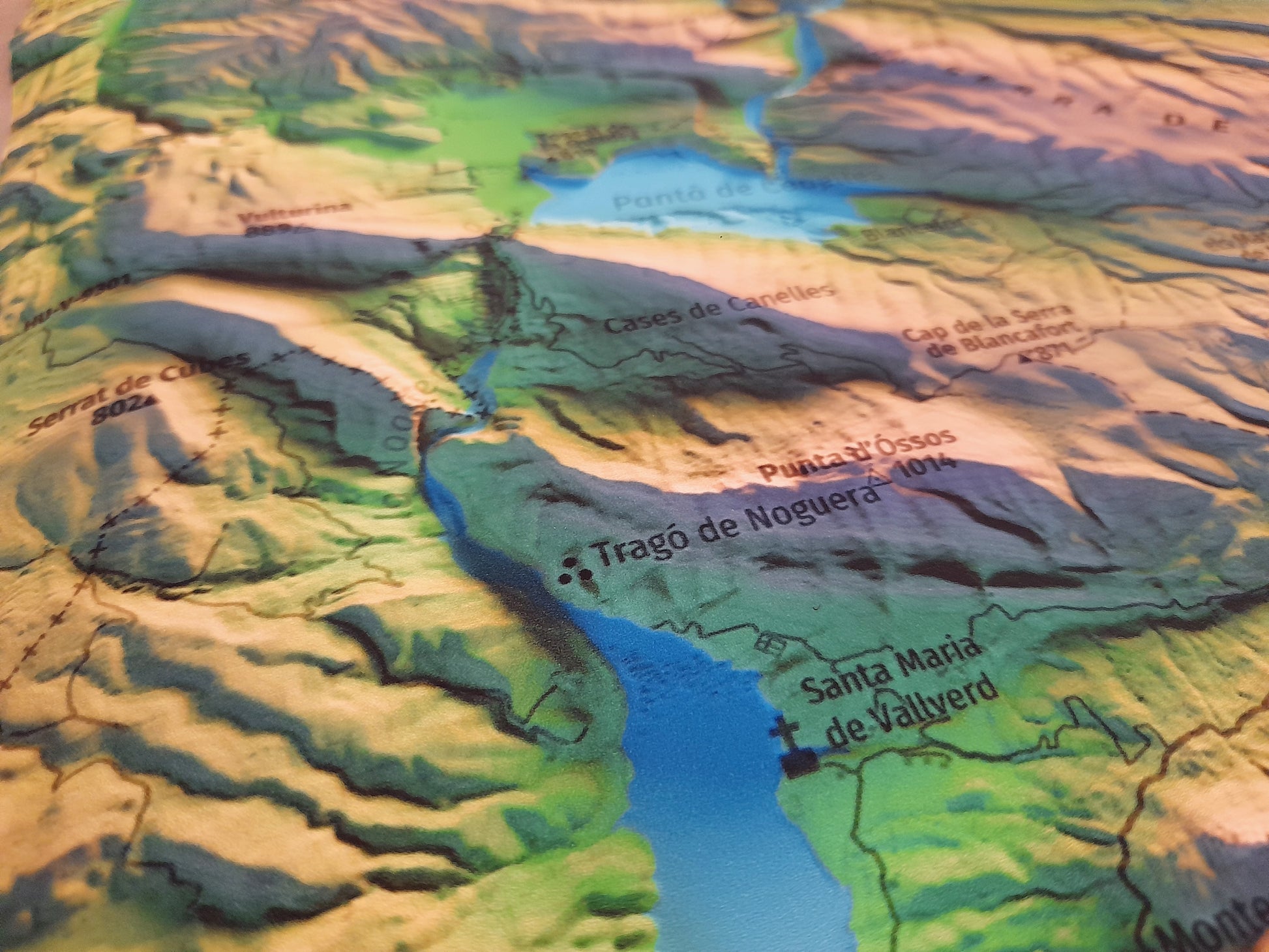 Detall de Tragó de Noguera. Mapa imprès que inclou tota la Serra del Montsec, que inclou Montsec de l'Estall, Montsec d'Ares i Montsec de Rúbies (o de Meià). El mapa es presenta en un estil minimalista i elegant, amb un detallat modelatge d'elevacions terrestres mapa imprès que abasta tota la Serra del Montsec, que inclou Montsec de l'Estall, Montsec d'Ares i Montsec de Rúbies (o de Meià). El mapa es presenta en un estil minimalista i elegant, amb un modelat detallat d'elevacions terrestres.