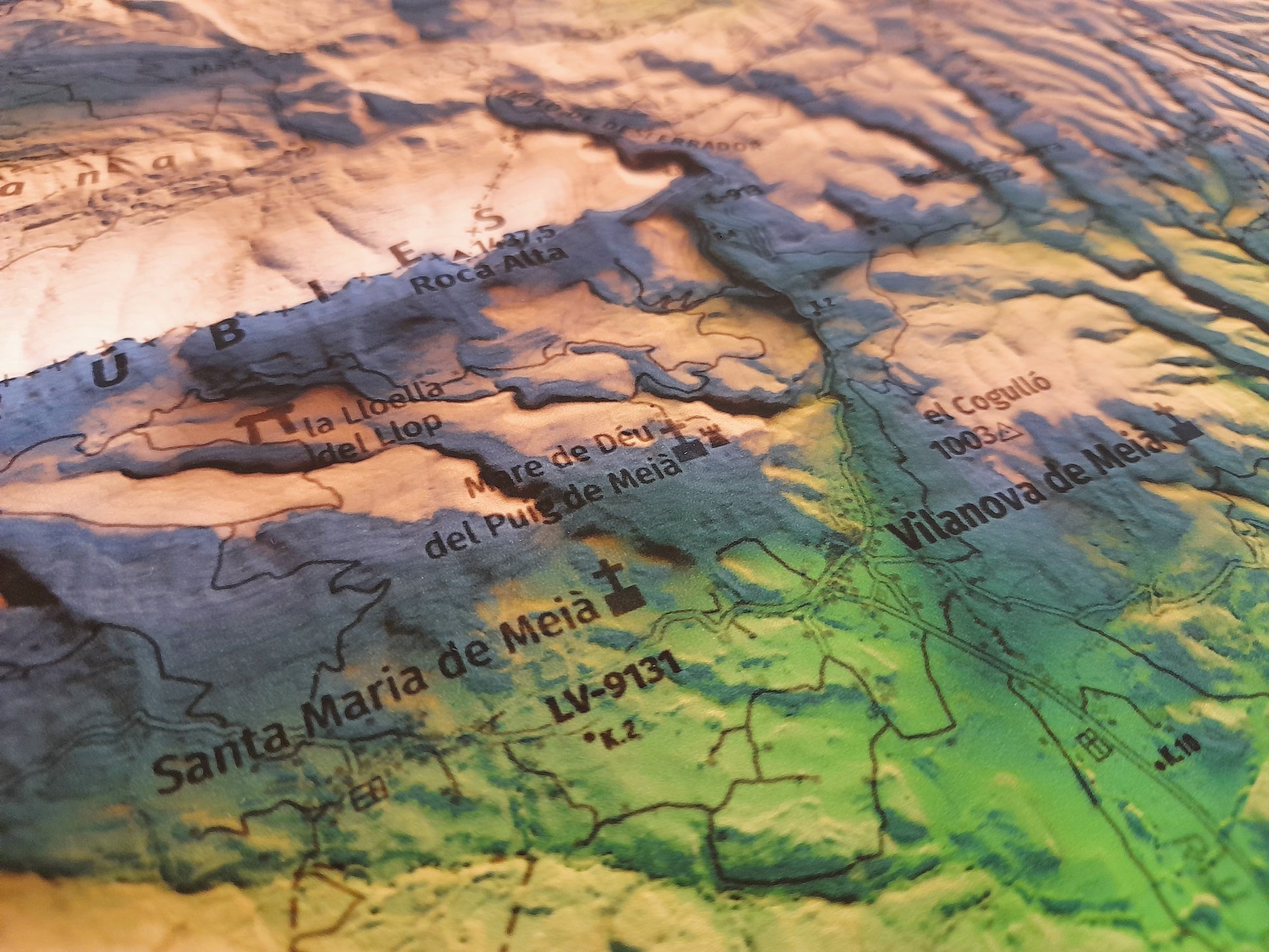 Detall de Vilanova de Meià. Mapa imprès que inclou tota la Serra del Montsec, que inclou Montsec de l'Estall, Montsec d'Ares i Montsec de Rúbies (o de Meià). El mapa es presenta en un estil minimalista i elegant, amb un detallat modelatge d'elevacions terrestres mapa imprès que abasta tota la Serra del Montsec, que inclou Montsec de l'Estall, Montsec d'Ares i Montsec de Rúbies (o de Meià). El mapa es presenta en un estil minimalista i elegant, amb un modelat detallat d'elevacions terrestres.