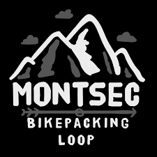 Producte: Pegats i Adhesius | Presentació: pack d'1 pegat i 2 adhesius | Territori Montsec: Montsec de l'Estall, Montsec d'Ares, Montsec de Rúbies. | Productor/a: Javi Castillo (Montsec BikePacking Loop).